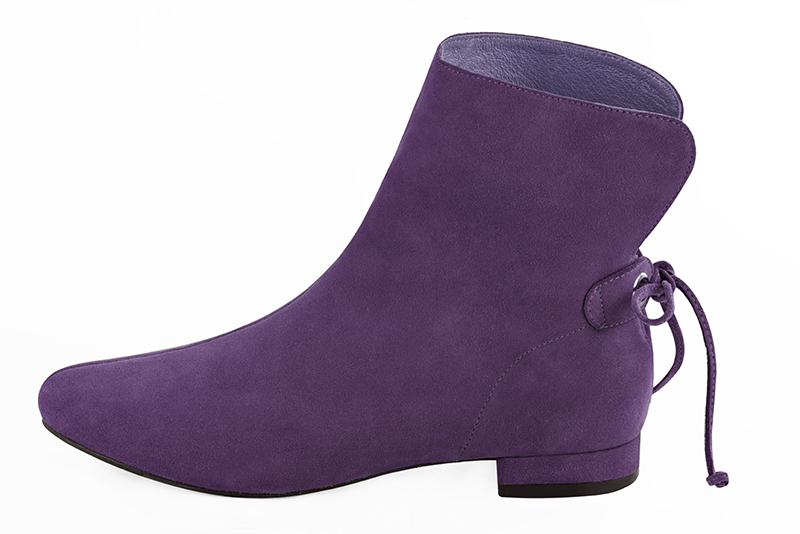 Amethyst purple women's ankle boots with laces at the back. Round toe. Flat block heels. Profile view - Florence KOOIJMAN
